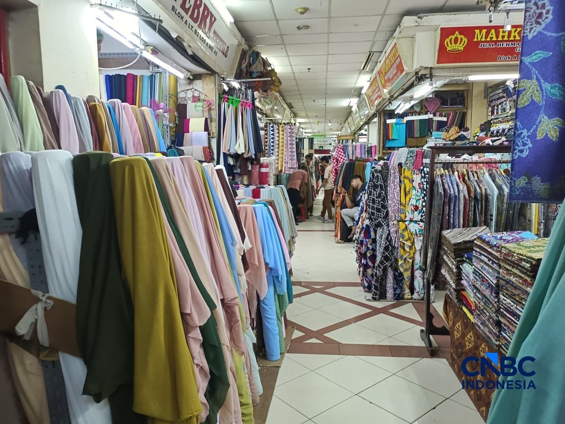 Pantauan kondisi harga kain dan baju anak di Blok A Pasar Tanah Abang, Jakarta, Senin (13/4/2026). (CNBC Indonesia/Martyasari Rizky)