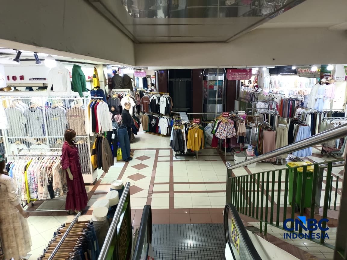 Pantauan kondisi harga kain dan baju anak di Blok A Pasar Tanah Abang, Jakarta, Senin (13/4/2026). (CNBC Indonesia/Martyasari Rizky)