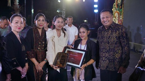 Para pemenanng lomba menerima penghargaan dari Bupati Gianyar I Made Mahayastra dan Ketua Dekranasda Kabupaten Gianyar Ida Ayu Surya Adnyani di Balai Budaya Gianyar, Minggu (12/4/2026). (Dok Pemkab Gianyar)