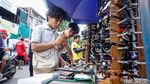 Pasar Loak Jatinegara Jadi Surga Barang Bekas, Diburu Kolektor dan Warga