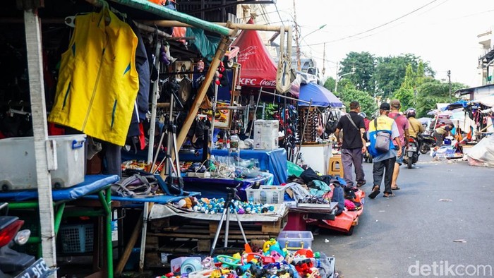 Aktivitas jual beli di Pasar Loak Jatinegara, Senin (13/4/2026), tampak ramai dikunjungi warga yang berburu barang bekas dengan harga terjangkau. Pasar ini dikenal sebagai salah satu destinasi favorit bagi pencari barang murah hingga kolektor yang mengincar benda bernilai unik dan langka.
