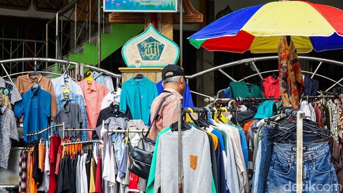 Aktivitas jual beli di Pasar Loak Jatinegara, Senin (13/4/2026), tampak ramai dikunjungi warga yang berburu barang bekas dengan harga terjangkau. Pasar ini dikenal sebagai salah satu destinasi favorit bagi pencari barang murah hingga kolektor yang mengincar benda bernilai unik dan langka.