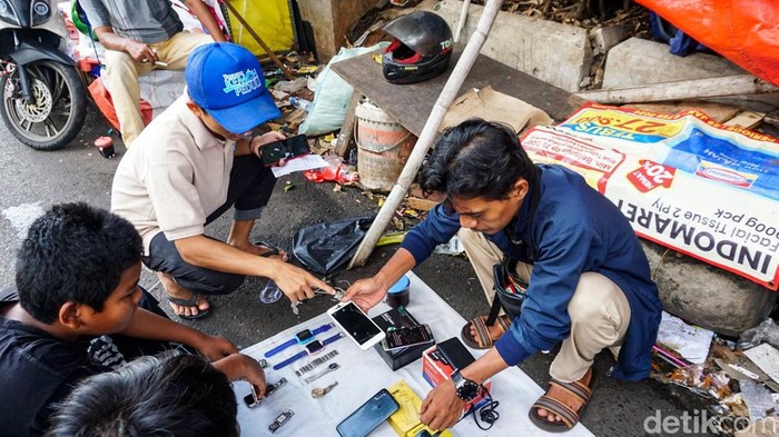 Aktivitas jual beli di Pasar Loak Jatinegara, Senin (13/4/2026), tampak ramai dikunjungi warga yang berburu barang bekas dengan harga terjangkau. Pasar ini dikenal sebagai salah satu destinasi favorit bagi pencari barang murah hingga kolektor yang mengincar benda bernilai unik dan langka.