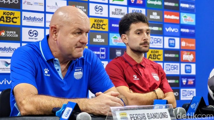 Pelatih Persib Bandung Bojan Hodak dan Frans Putros