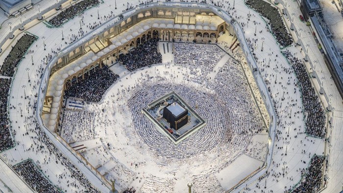 Jemaah umrah melaksanakan salat Jumat di sekeliling Kabah yang dipagari tinggi dalam rangka pemeliharaan rutin, pada Jumat (10/4/2026)