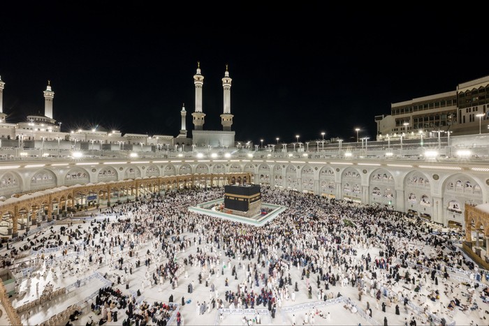 Jemaah umrah melaksanakan salat Jumat di sekeliling Kabah yang dipagari tinggi dalam rangka pemeliharaan rutin, pada Jumat (10/4/2026)