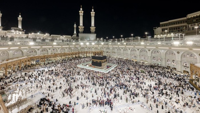 Jemaah umrah melaksanakan salat Jumat di sekeliling Kabah yang dipagari tinggi dalam rangka pemeliharaan rutin, pada Jumat (10/4/2026)