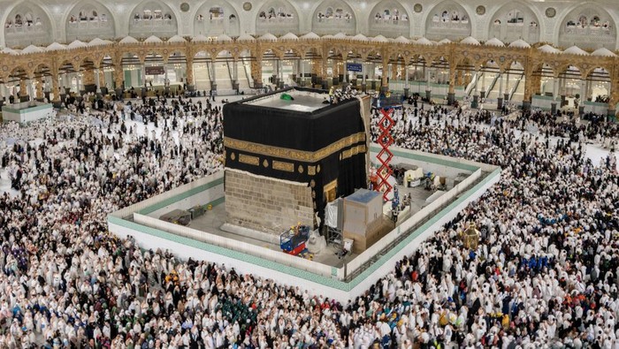 Jemaah umrah melaksanakan salat Jumat di sekeliling Kabah yang dipagari tinggi dalam rangka pemeliharaan rutin, pada Jumat (10/4/2026)