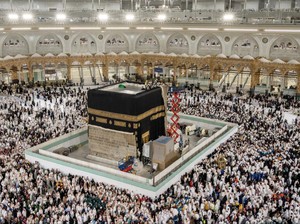 Jadi Pemandangan Langka, Bangunan Kabah Terlihat Sebagian Tanpa Kiswah