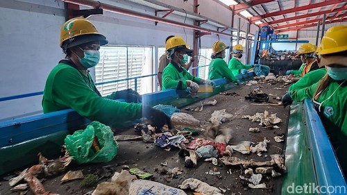 Pengolahan sampah di Tahura I Denpasar, Senin (13/4/2026). (Ahmad Firizqi Irwan/detikBali).