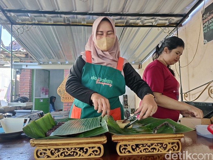 Penjual jajanan pakai bungkus daun pisang di Lumajang