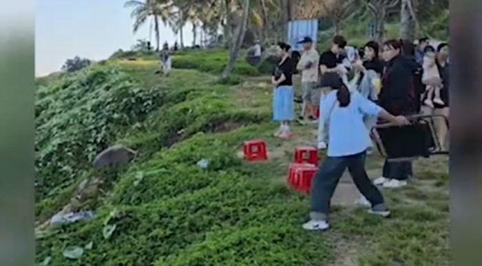 Penjual kopi buang kursi ke jurang
