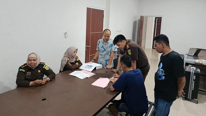 Penyidik Bareskrim Polri melimpahkan Muhammad Syafiq, WN Malaysia pembawa 99 ribu butir Happy Five ke Kejari Dumai, Senin (13/4/2026).