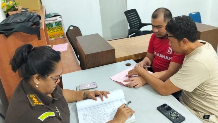 Penyidik Bareskrim Polri menyerahkan Muhammad Rafi, tersangka kasus vape etomidate ke JPU Kejari Medan, Senin (13/4/2026).
