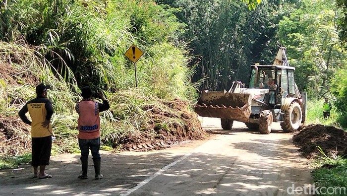 Penyingkiran material longsor yang menutup Jalan Magelang-Boyolali di Dusun Gondangsari, Desa Ketep, Sawangan, Magelang, Senin (13/4/2026).