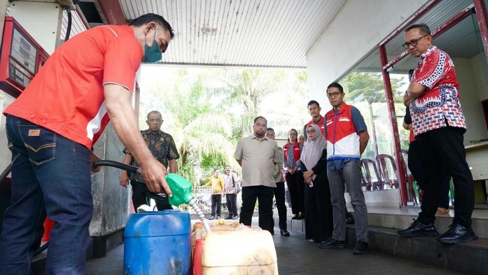 Pertamina dan Kejati Kepulauan Bangka Belitung meninjau salah satu SPBU