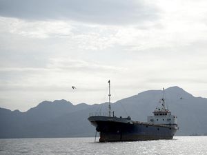 Kapal Kargo Korsel Dihantam 2 Pesawat Tak Dikenal di Selat Hormuz