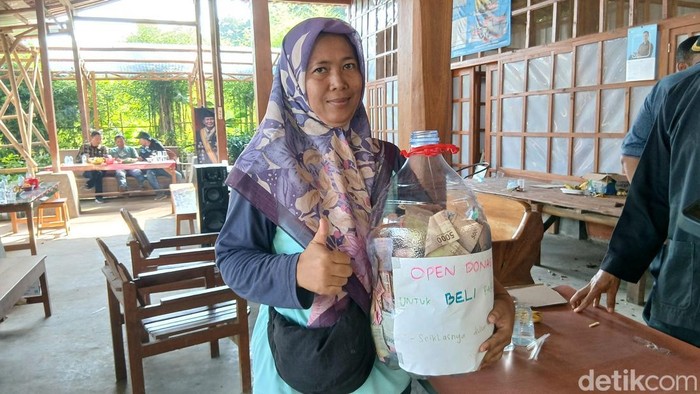 Petani tebu Blora, Wahyu Ningsih menunjukkan hasil open donasi untuk beli pabrik PG GMM.