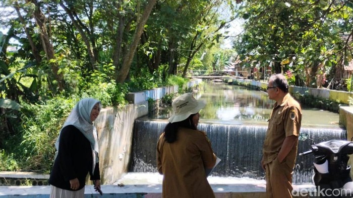 Petugas mengecek bendung Sungai Bendo, Buntalan, Kecamatan Klaten Tengah, Senin (13/4/2026).