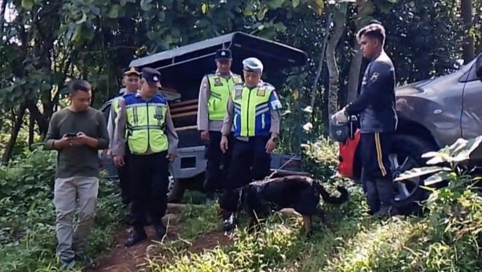 Petugas polisi memburu pelaku pencurian di wilayah hutan perkebunan Kecamatan Dawe, Kudus, Senin (13/4/2026).
