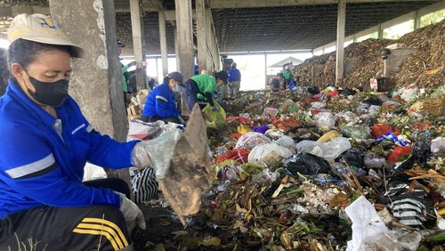 Petugas sampah di TOSS Center Gema Santi di Desa Kusamba, Kecamatan Dawan, Klungkung, tengah memilah sampah residu, plastik, dan organik yang tercampur. (Fatih Kudus Jaelani/detikBali)