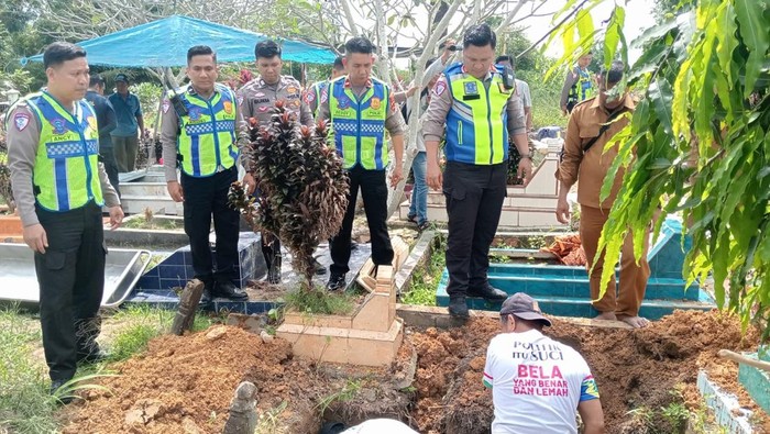Polisi melakukan pemakaman korban tabrak lari di Jambi