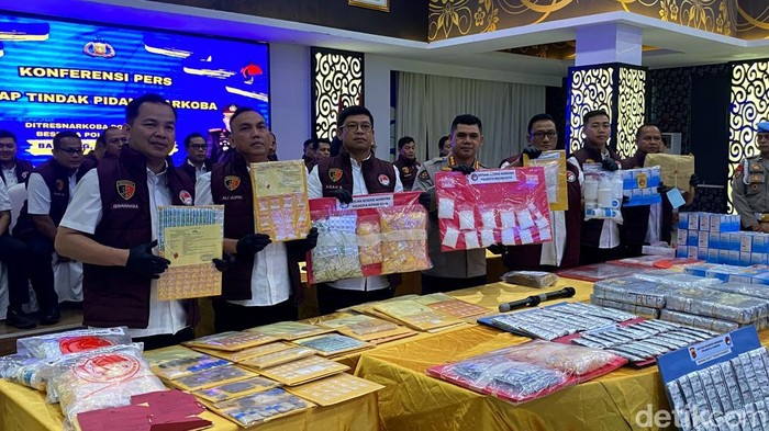 Polisi menunjukkan barang bukti peredaran narkoba di Jabar