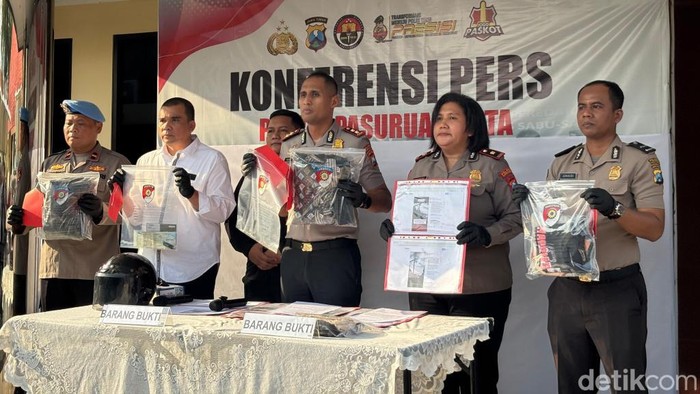 Polisi saat melakukan konferensi pers curanmor motor