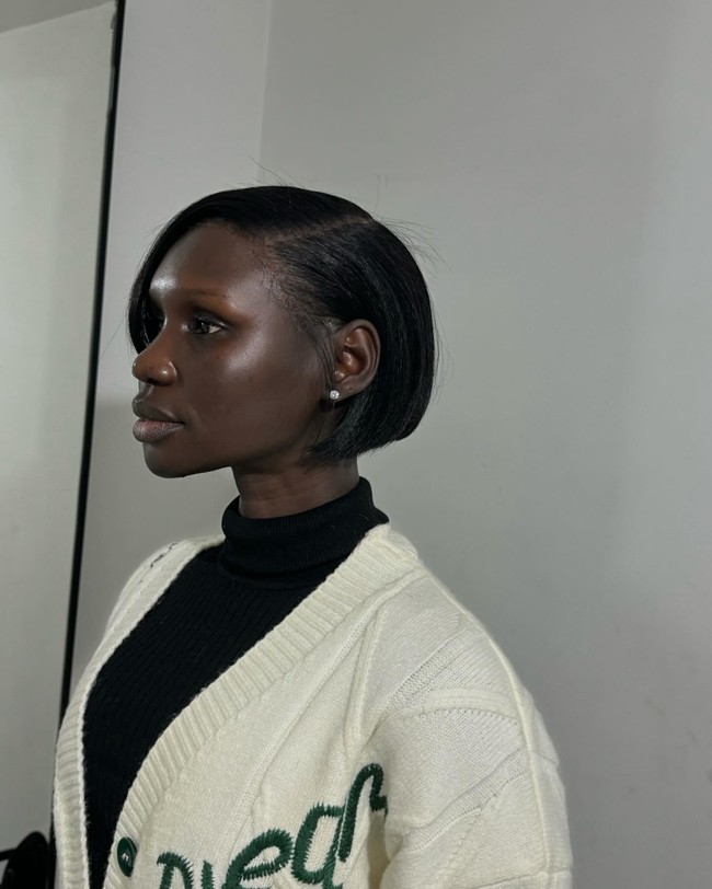 The blunt bob dipotong dengan panjang yang sama dan tepi yang lurus dan presisi. Model bob tumpul menciptakan ilusi rambut penuh dengan menarik perhatian ke bagian bawah yang tebal.Foto: Instagram