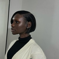 The blunt bob dipotong dengan panjang yang sama dan tepi yang lurus dan presisi. Model bob tumpul menciptakan ilusi rambut penuh dengan menarik perhatian ke bagian bawah yang tebal.Foto: Instagram