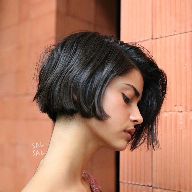 The nape bob jatuh di bawah tengkuk dan memutar ke bagian belakang leher dan cuping telinga. Gerakan alami dari potongan pendek dan tumpul seperti ini membuat potongan bob terasa lebih tebal pada rambut tipis.Foto: Instagram