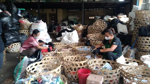 Proses pemilahan sampah organik, anorganik, dan residu di TPS3R Sadu Kencana, Desa Dauh Peken, Tabanan, Bali.