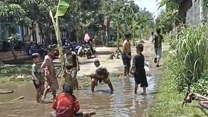 Protes jalan rusak, warga di Nganjuk tanam pohon pisang