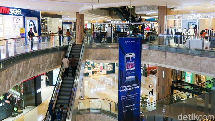 Suasana pusat perbelanjaan di Jakarta dipadati pengunjung saat momentum belanja, Senin (13/4/2026).