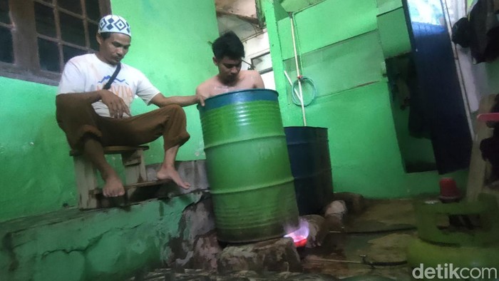 Ritual mandi godog atau mandi rebus di Cianjur.