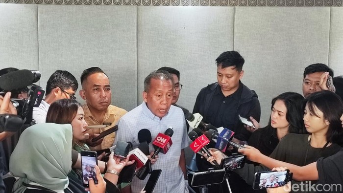 Waketum Partai NasDem Saan Mustopa saat konferensi pers dengan wartawan di Nusantara I, DPR RI, Senayan, Jakarta, Senin (13/4/2026).