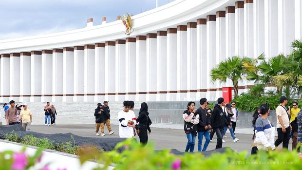 Sejumlah warga melihat langsung perkembangan Ibu Kota Nusantara di berbagai ruang publik. (Dok. Humas Otorita IKN)