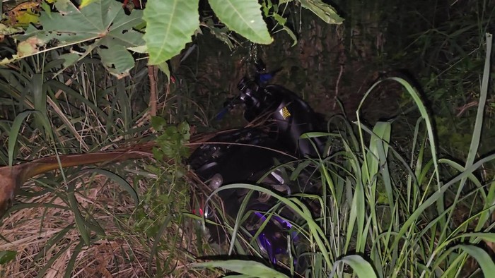 Sepeda motor di Cianjur yang ditinggalkan pemiliknya.