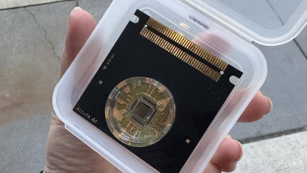 Seseorang mengunggah momen beraktifitas di The Biological Computing Company, sebuah perusahaan rintisan yang membuat chip dan algoritma AI efisien menggunakan neuron hidup. (X/@natrubio__)