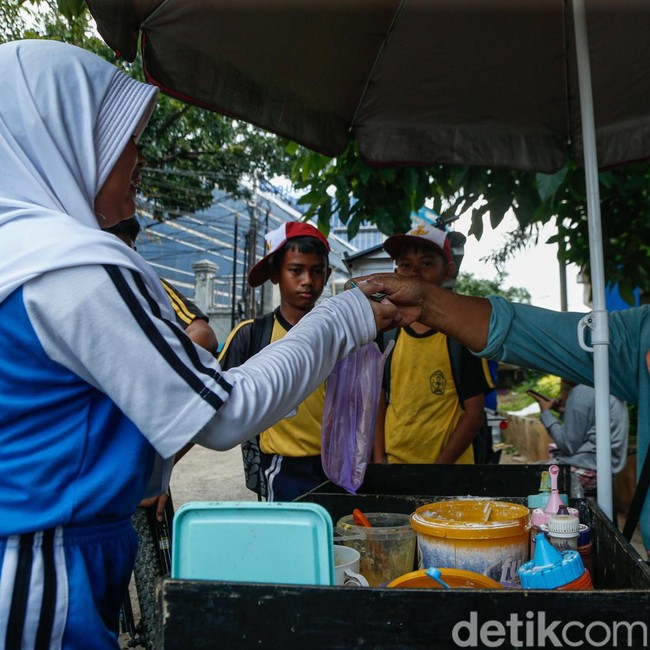 Siasat Pedagang Kala Harga Plastik Mencekik