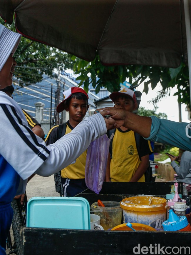 Siasat Pedagang Kala Harga Plastik Mencekik