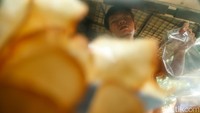 Kenaikan harga plastik yang mencapai 40% dari harga normal itu cukup berdampak, sebagian pedagang dengan keuntungan yang sudah tipis mau tidak mau harus menaikkan harga.  