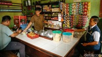 Dampak kenaikan dari harga plastik turut mengganggu omzet pedagang terutama sektor UMKM.  