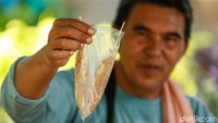 Diketahui jajanan yang kerap disajikan menggunakan plastik yang sebelumnya murah kini mengalami penyesuaian, harga bahan baku plastik merangkak naik imbas konflik di Timur Tengah.  