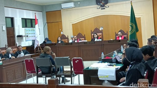 Abdul Rahim alias Bram saat bersaksi di ruang sidang Pangadioan Tipikor Mataram, Senin (13/4/2026) malam. (Foto : Abdurrasyid Efendi/detikBali).