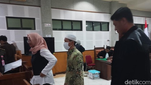 Dua terdakwa korupsi penjualan tanah pecatu hendak keluar dari ruang sidang Pengadilan Tipikor Mataram, Senin (13/4/2026). (Foto : Abdurrasyid Efendi/detikBali).
