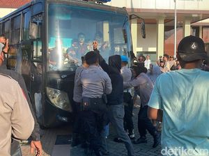 Keluarga Korban Tongktek Maut Hadang-Lempari Mobil Tahanan di PN Pati