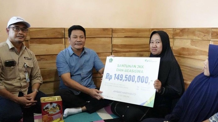 Subandi saat menyerahkan santunan untuk keluarga driver ojol.