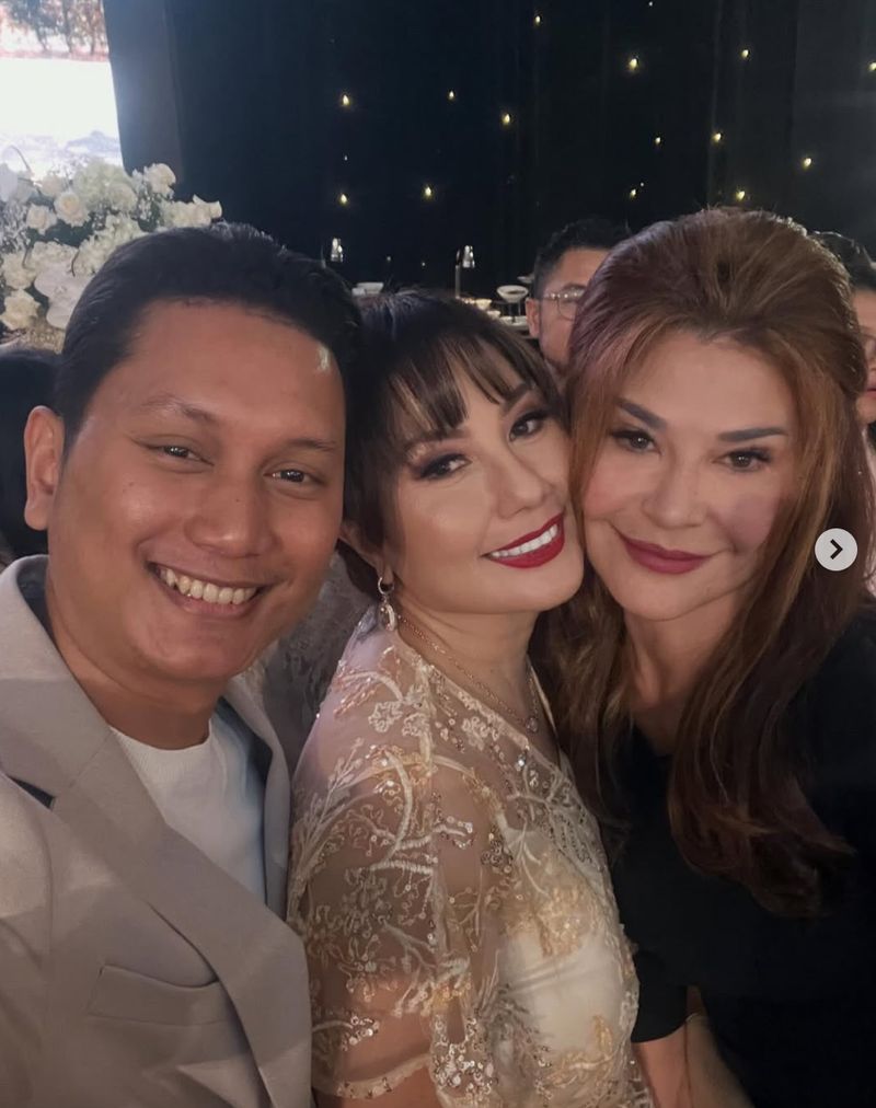 Tamara Bleszynski bersama para tamu di pernikahan Teuku Rassya & Cleantha Islan Tamara Bleszynski bersama para tamu di pernikahan Teuku Rassya & Cleantha Islan