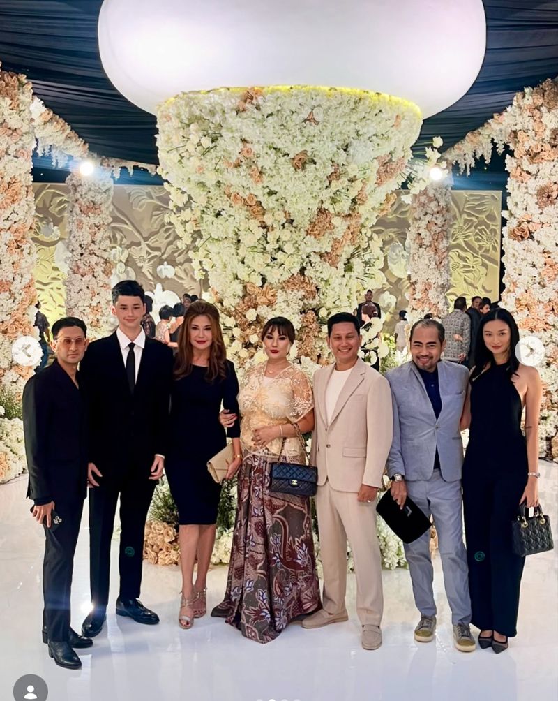 Tamara Bleszynski bersama para tamu di pernikahan Teuku Rassya & Cleantha Islan Tamara Bleszynski bersama para tamu di pernikahan Teuku Rassya & Cleantha Islan